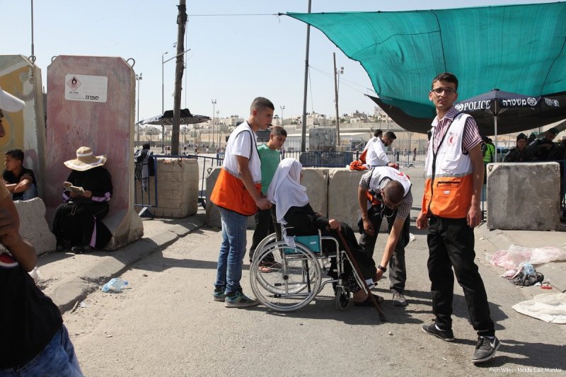 Relawan dari Bulan Sabit Merah Palestina hadir untuk memberikan bantuan medis. Foto: Rich Wiles