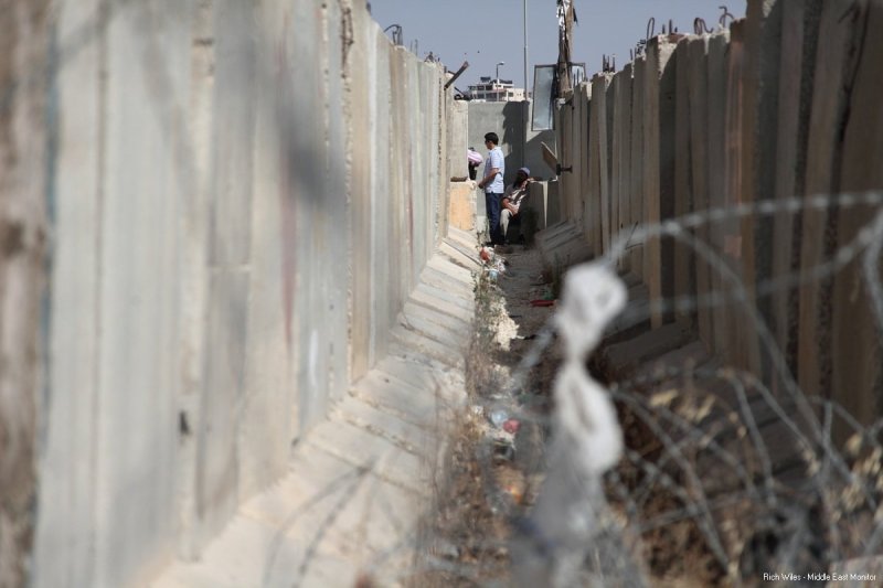 Seorang lelaki sedang menunggu izin ke Baitul Maqdis untuk shalat Jum’at di Masjid al-Aqsha. Foto: Rich Wiles