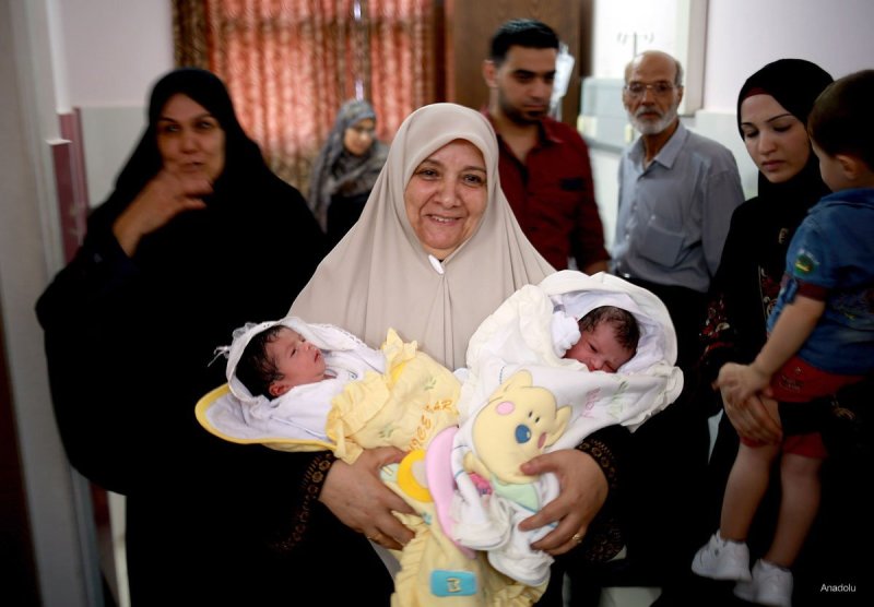 Ibunda Ahmad Al-Sakani menggendong si kembar yang diberi nama Mutaz dan Siwar. Foto: Middle East Monitor