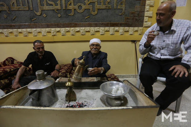 Kopi hadir di meja warga Palestina sebelum sarapan, setelah makan siang dan selama jam-jam malam. Kopi acap dinikmati untuk segala aktivitas sosial di Gaza. Foto: Middle East Eye
