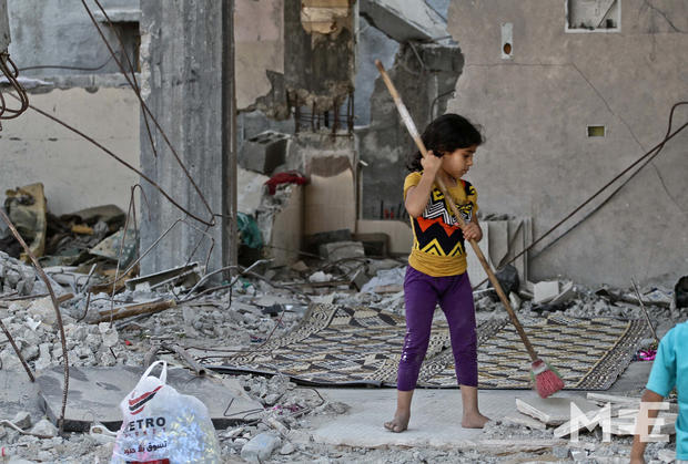 Bersiap untuk ifthar, seorang bocah perempuan menyapu debu dan puing di rumah keluarganya yang hancur. Foto: MEE/Mohammed Asad