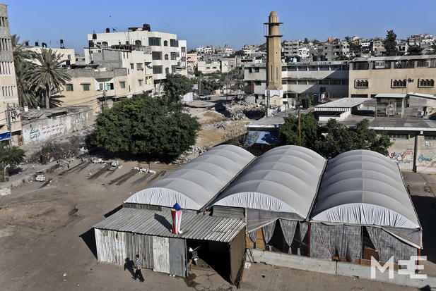 Dengan begitu banyak masjid yang hancur pada serangan ke Gaza tahun lalu, maka digunakan tenda-tenda darurat. Foto: MEE/Mohammed Asad