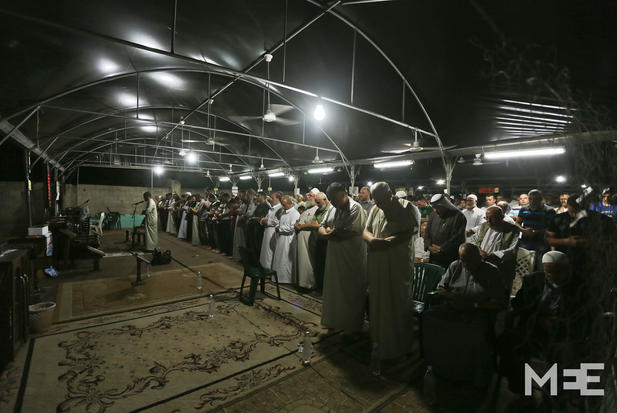 Warga Gaza melaksanakan shalat tarawih. Foto: MEE/Mohammed Asad