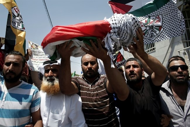 Keluarga menggotong jenazah bayi Palestina, Ali Saad Dawabsheh (18 bulan), 31 Juli lalu. Foto: AFP/Thomas Coex