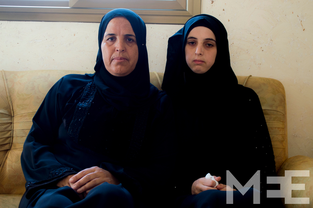Ibunda Mohammed, Rabia dan sang kakak, Masada di rumah keluarganya. Keduanya bersikeras bahwa kematian Mohammed adalah pembunuhan, bukan upaya pembelaan diri. Foto: MEE/Abel al Qaisi