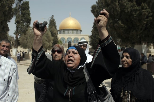 Seorang wanita Palestina menunjukkan peluru karet yang digunakan oleh perusuh Zionis di luar Kubah Shakhrah di Masjid al-Aqsa, Kota Lama Baitul Maqdis, kemarin. Foto: AFP/Ahmad Gharabli