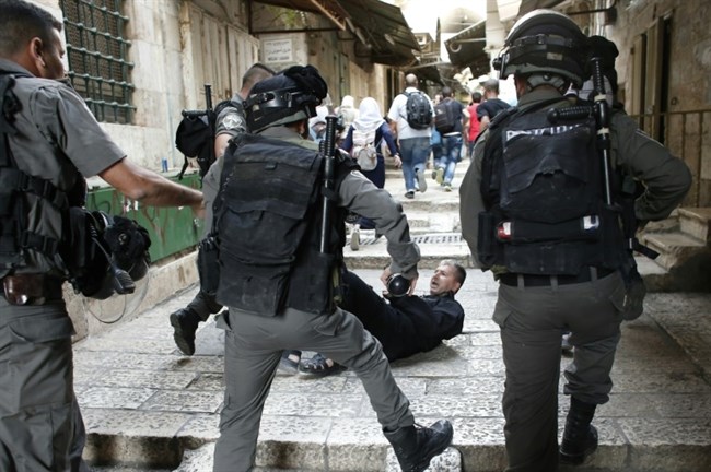 Seorang warga Palestina tersungkur di lorong kompleks Masjidil Aqsha di Baitul Maqdis Kota Lama karena berkelahi dengan penjajah, 14 September 2015. Foto: AFP/Thomas Coex