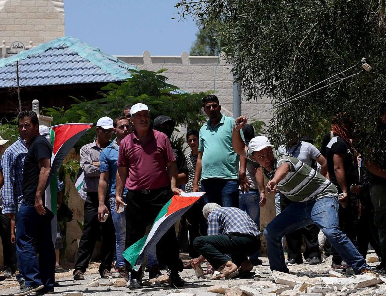 Pemuda Palestina melempar batu. Foto: Middle East Monitor