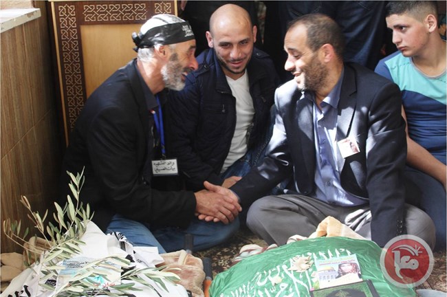 Ayahanda Dania Irsheid al-Husseini (17) dan Bayan Ayman al-Essili (16) duduk di dekat jenazah putri mereka, 31 Oktober 2015. Foto: MaanImages