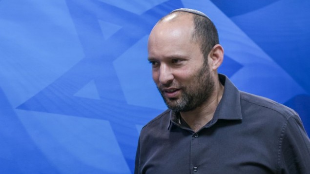 Menteri Pendidikan Naftali Bennett dalam rapat kabinet mingguan di Kantor Perdana Menteri di Baitul Maqdis, 20 September 2015. Foto: Ohad Zwigenberg/POOL