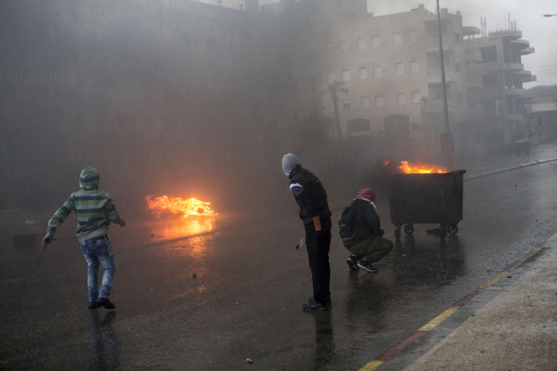 Meski hujan lebat, para pemuda Palestina melawan pasukan penjajah Zionis setiap hari. Foto: Anne Paq