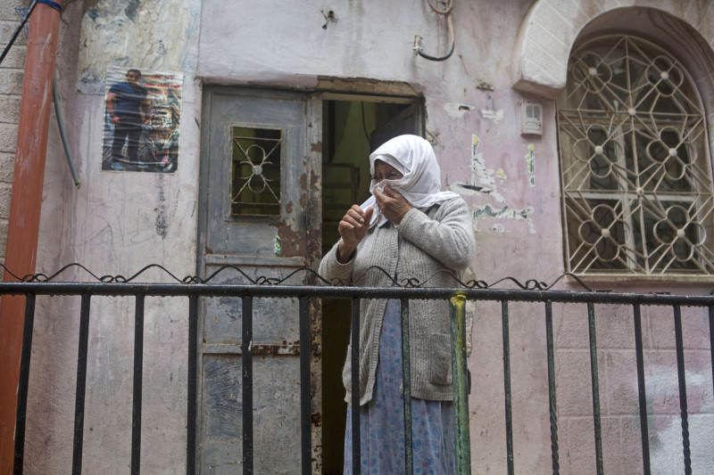 Seorang nenek Palestina menderita sesak nafas akibat gas airmata di salah satu gang sempit kamp pengungsi al-Azzeh. Foto: Anne Paq