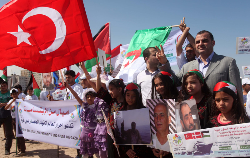 Warga Palestina di Gaza memperingati tahun ke lima pembantaian Mavi Marmara. Dalam tragedi itu 10 relawan Turki tewas ditembak mati oleh pasukan Zionis di perairan internasional. Foto: Ashraf Amra/APA images  