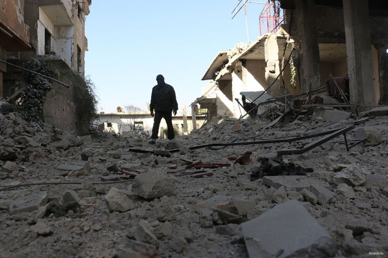 Reruntuhan gedung-gedung terlihat usai kapal perang milik tentara Suriah melakukan serangan udara di kawasan Kafr Batna di sebelah timur wilayah Ghouta, Damaskus, Suriah, 4 Desember lalu. Foto: Anadolu