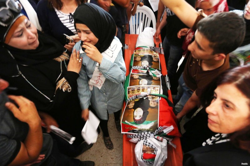 Para pelayat menghadiri upacara pemakaman Riham Dawabsheh (28), ibunda dari bayi Ali (18 bulan) yang dibakar hidup-hidup Juli lalu oleh tersangka ekstremis Yahudi di Tepi Barat. Riham meninggal dunia akibat luka bakar parah yang dideritanya. Foto: Middle East Monitor