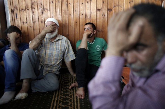 Sanak keluarga berduka atas kematian Ali Saad Dawabsheh, bayi 18 bulan yang meninggal dunia dalam insiden serangan pembakaran di desa Duma, Tepi Barat, pada 31 Juli 2015. Foto: AFP/Thomas Coex