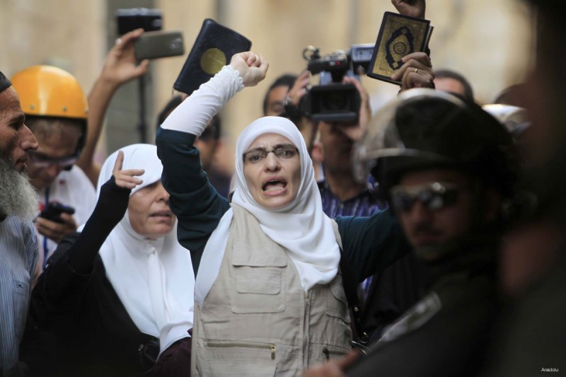 Murabithah –memegang mushaf Al-Quran– bentrok dengan pemukim ilegal Yahudi yang baru saja keluar dari Kompleks Masjidil Aqsha. Foto: Middle East Monitor