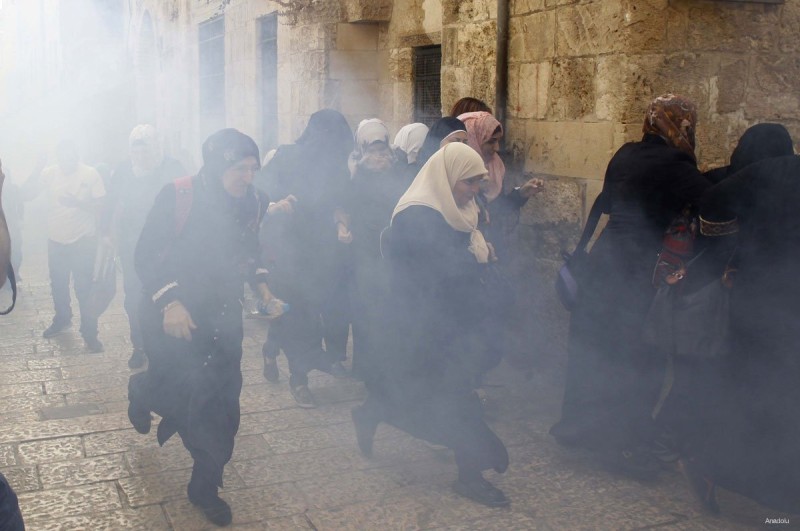 Murabithah disemprot gas airmata oleh pemukim ilegal Yahudi di Kompleks Masjidil Aqsha. Foto: Middle East Monitor
