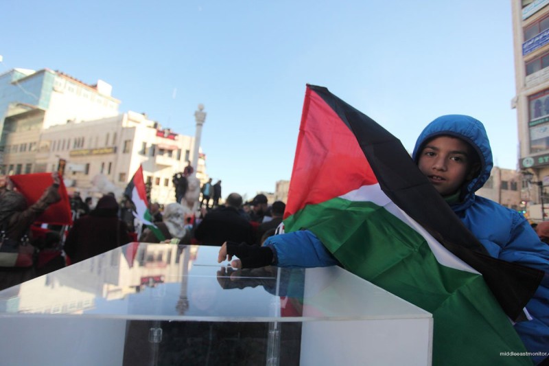 Seorang bocah mendonasikan uang untuk bantu membangun kembali rumah al-Halabi di desa Surda. Foto: Rich Wiles