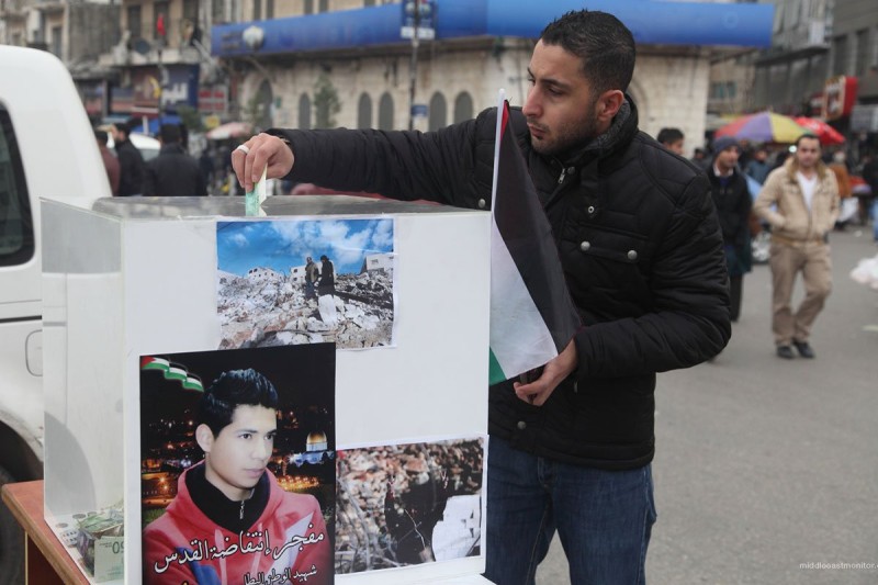 Para relawan mengumpulkan dana di pusat Ramallah untuk membangun kembali rumah keluarga Muhannad al-Halabi yang tewas ditembak penjajah Zionis. Foto: Rich Wiles