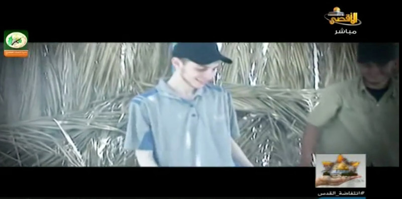 Brigade militer Hamas, Al-Qassam, merilis video yang memperlihatkan tawanan perang ‘Israel’ Gilad Shalit sedang barbekyu-an di pantai.