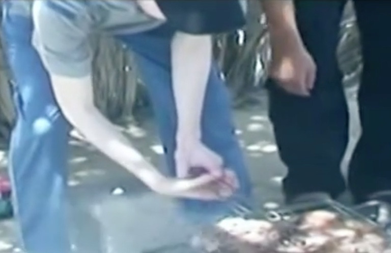 Gilad Shalit sedang memanggang daging.