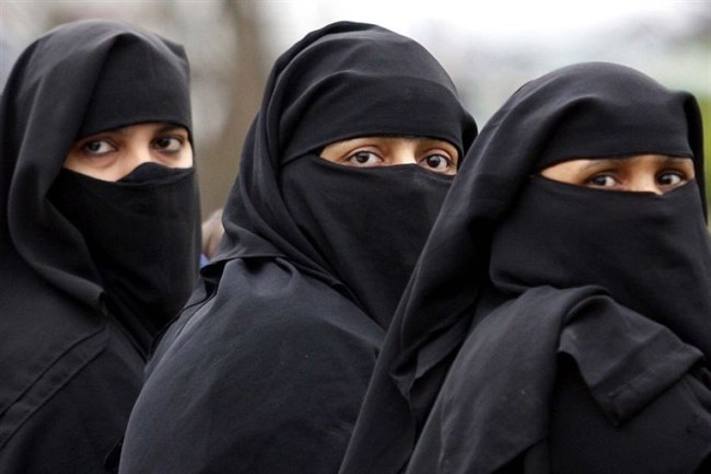 Meski tidak wajib, beberapa Muslimah memutuskan memakai niqab. Foto: Amit Dave/Reuters