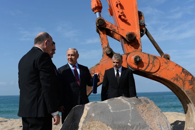 Meskipun petugas perbatasan Zionis memindahkan para pemukim ilegal Yahudi dari rumah-rumah tersebut pada Jumat lalu, dua hari kemudian Netanyahu mengonfirmasi bahwa mereka diizinkan untuk pindah ke bangunan-bangunan tersebut jika dokumen ‘pembelian rahasia’ telah rampung. Foto: Middle East Monitor