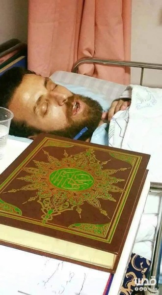 Sebuah foto yang ditweet situs berita Quds kemarin (6/2) memperlihatkan al-Qiq dengan al-Quran di samping ranjangnya.