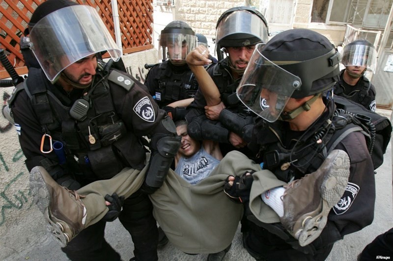Pemuda Palestina ditangkap pasukan penjajah Zionis karena dituduh melempar batu. Foto: Dokumentasi PIC
