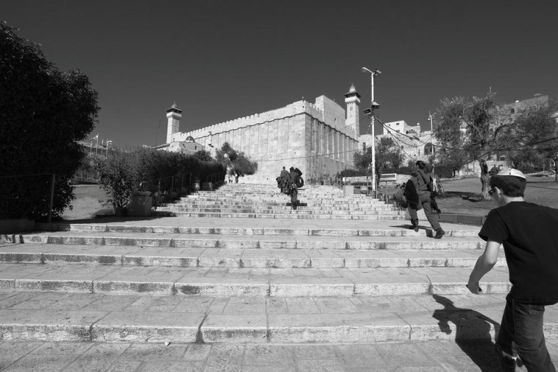 Usai pembantaian, militer Zionis membagi Masjid Ibrahimi menjadi dua bagian –memberikan akses eksklusif lebih dari setengahnya, termasuk seluruh taman yang mengelilingi masjid, kepada para pemukim ilegal Yahudi dan pengunjung Yahudi. Foto: Rich Wiles/Al Jazeera