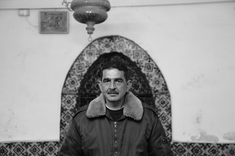 Alaaldin Jabari telah menjadi penjaga masjid sejak sebelum terjadinya pembantaian. Ia mengatakan, “Goldstein masuk menggunakan headphone dan kippa. Ia masuk melalui satu pintu dan berencana keluar dari pintu ujung, tapi ditutup. Mayat dan darah ada di mana-mana.” Foto: Rich Wiles/Al Jazeera