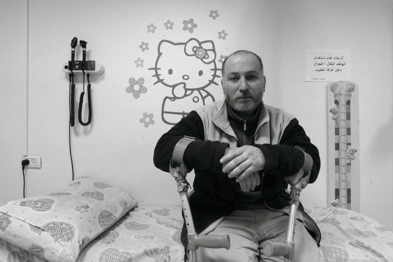 Hamadi al-Mohtesab sebagian tubuhnya lumpuh usai ditembak tiga kali di dalam masjid. “Saya berbalik dan melihat seorang pemukim ilegal Yahudi di belakang saya menembak saya dan kemudian saya ditembak dari sisi lainnya. Saya tidak tahu siapa yang menembak saya, tapi itu bukan Goldstein. Saya ditembak tiga kali di bagian lain tubuh saya. Saya sama sekali tidak bisa melihat setelah itu, tapi saya masih bisa mendengar dan mendengar orang-orang berkata bahwa para serdadu telah menutup pintu gerbang utama, jadi kami tidak bisa keluar. Saat kami berada di ambulans kami diberhentikan di pos pemeriksaan di Beit Ummar. Para serdadu membiarkan kami begitu lama di pos pemeriksaan dan teman saya yang juga terluka akhirnya meninggal dunia di dalam ambulans. Memori itu tidak pernah akan bisa pudar dari ingatan. Orang-orang bilang, saya tidak lagi bisa tertawa.” Foto: Rich Wiles/Al Jazeera