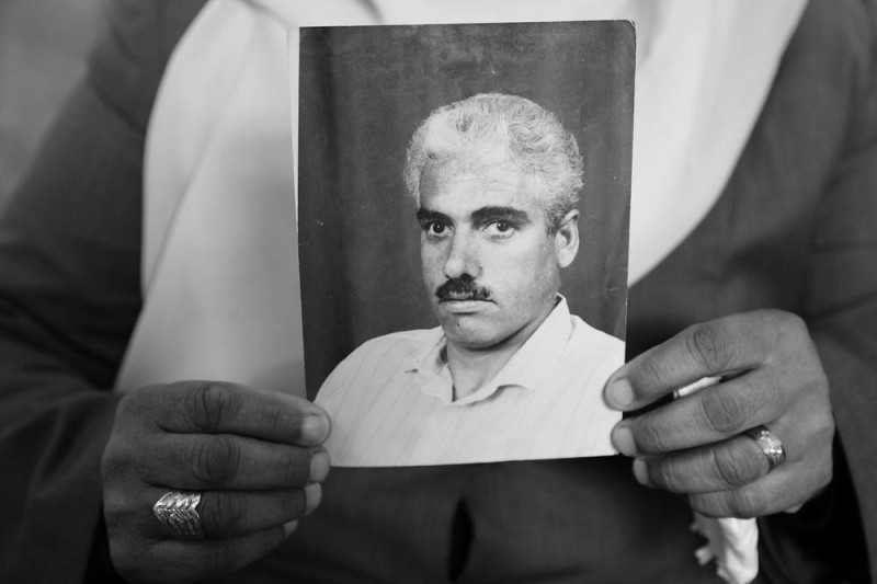 Suami Fatima Hamis al-Jabari, Suleiman, tewas oleh Goldstein saat pembantaian. “Suami dan saya, serta dua anak lelaki kami saat itu ada di masjid. Lelaki dan wanita shalat terpisah sehingga ketika mendengar tembakan saya hanya berpikir tentang suami dan anak-anak saya. Saat penembakan mulai terjadi suami saya berupaya melindungi anak lelaki bungsu kami, Sari, yang masih berusia delapan tahun. Suleiman ditembak dari belakang dan peluru menembus tubuhnya dan Sari. Suami saya tewas dan isi perut Sari berhamburan keluar. Kami pikir dia akan meninggal juga, tapi ia bisa bertahan setelah sebulan dirawat di rumah sakit.” Foto: Rich Wiles/Al Jazeera