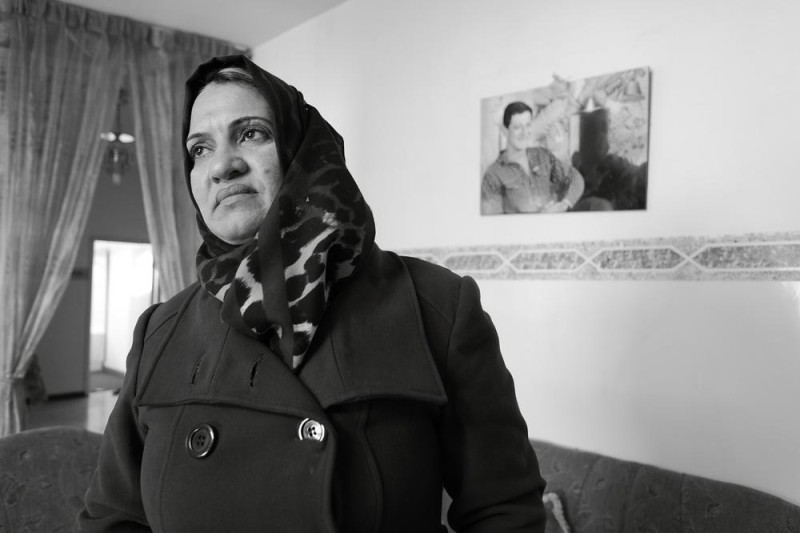 Beberapa jam setelah pembantaian, banyak orang yang pergi ke rumah sakit untuk mendonorkan darah mereka bagi korban yang terluka. Arafat Bayaat tertembak dan terbunuh oleh para serdadu Zionis di luar Rumah Sakit Ahli di Al-Khalil usai mendonorkan darah. Istrinya, Hala, mengingat hari itu, “Ia pergi untuk membuka toko seperti biasanya, namun mendengar kabar pembantaian itu. Jadi, ia pergi ke rumah sakit untuk mendonorkan darah. Saat ia keluar dari rumah sakit sebuah ambulans tiba dan teman Arafat ada di ambulans itu. Ia sudah meninggal dunia. Arafat marah dan mengambil batu untuk dilempar ke arah para serdadu yang ada di sekitar rumah sakit. Saat ia berdiri, serdadu Zionis menembak jantungnya sekali.” Foto: Rich Wiles/Al Jazeera