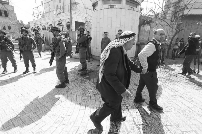 Untuk mencapai Masjid Ibrahimi, warga Palestina kini harus melewati beberapa pos pemeriksaan militer yang permanen maupun tidak permanen, yang mengelilingi Kota Tua. Banyak dari warga Palestina di Al-Khalil menghindari daerah ini karena keberadaan para serdadu dan pemukim ilegal Yahudi. Foto: Rich Wiles/Al Jazeera