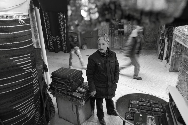 Jamal Maraqa, pemilik toko di Kota Tua dekat masjid. “Segalanya berubah setelah pembantaian itu. Para pemukim ilegal Yahudi diberikan separuh dari masjid dan Al-Khalil kemudian dibagi menjadi wilayah H1 dan H2. H2 hanya diperuntukkan bagi pemukim ilegal Yahudi. Mereka merampas rumah-rumah dan toko-toko kami. Para serdadu Zionis melempar saya keluar dari toko kami dan mengelas pintu-pintunya. Saya baru kembali ke sini beberapa tahun lalu.” Foto: Rich Wiles/Al Jazeera