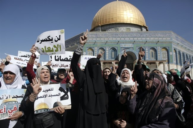 Wanita-wanita Palestina berdemo di depan Kubah al-Shakhrah pada 27 September 2015 (Dokumentasi AFP/Ahmad Gharabli)