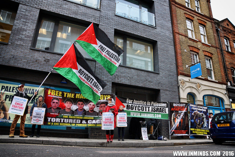 Para relawan dari kelompok HAM, Inminds, berdemo di depan kantor UNICEF di London. Foto: Inminds
