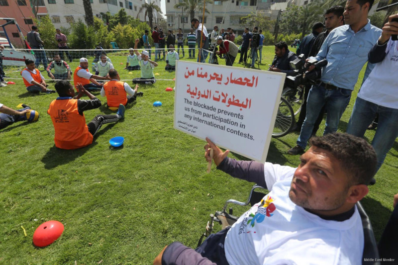 Para penonton dan penggemar membawa poster yang menuntut partisipasi Gaza dan Palestina dalam kompetisi internasional. Foto: Fotografer MEMO Mohammed Asad 