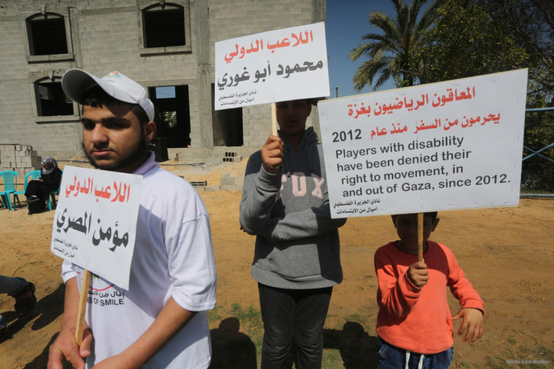 Para penonton dan penggemar membawa poster yang menuntut partisipasi Gaza dan Palestina dalam kompetisi internasional. Foto: Fotografer MEMO Mohammed Asad 
