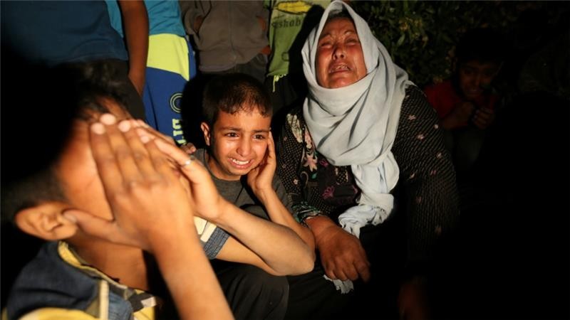 Kerabat Jana Aytah al-Amur yang tewas diterjang granat ‘Israel’, saat pemakamannya. Foto: Ibraheem Abu Mustafa/Reuters