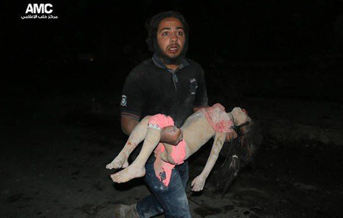 Seorang warga menolong seorang anak dari reruntuhan RS Al-Quds Aleppo. Foto: Aleppo Media Council