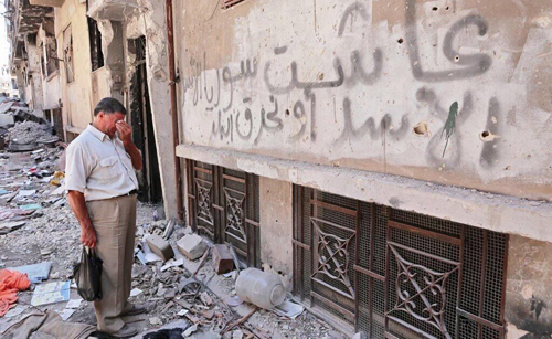 Sejak 2012, milisi-milisi pendukung Asad semprotkan “Pilih Asad atau Kami Bakar Negeri/Kota/Desa Ini” di tembok-tembok di seantero Suriah, termasuk di Aleppo