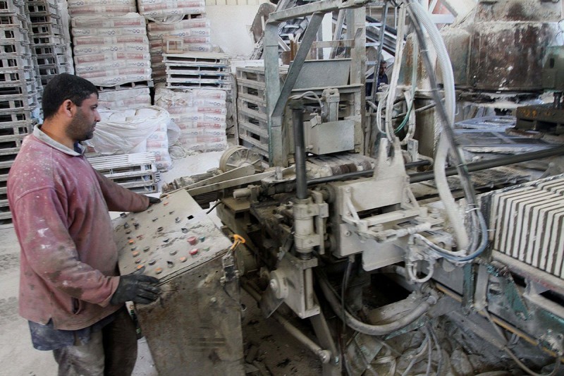 Pabrik semen sederhana di Jalur Gaza yang terblokade. Foto: MEMO