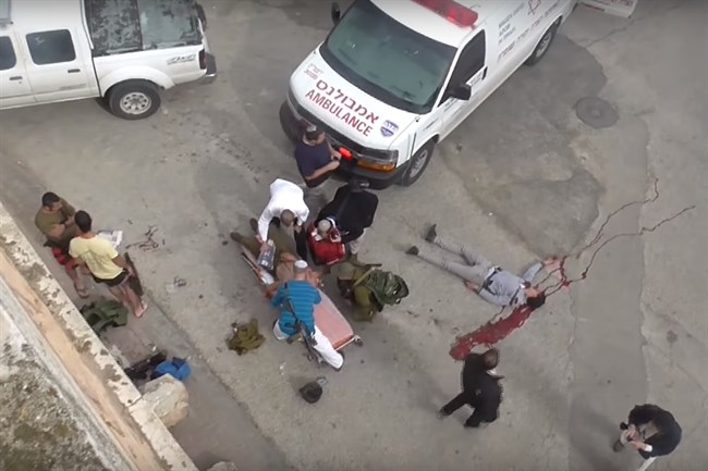 Rekaman yang dirilis LSM ‘Israel’, B’Tselem, menunjukkan jenazah warga Palestina Ramzi al-Qasrawi, yang dibunuh pasukan Zionis di Hebron pada 24 Maret 2016. Foto: B’Tselem.