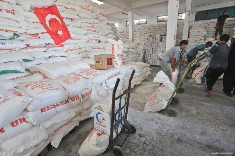 Kementerian Urusan Sosial Palestina Selasa (19/7) lalu mulai membagikan bantuan kemanusiaan Turki kepada keluarga-keluarga miskin di Jalur Gaza yang terblokade. Foto: Mohammed Asad
