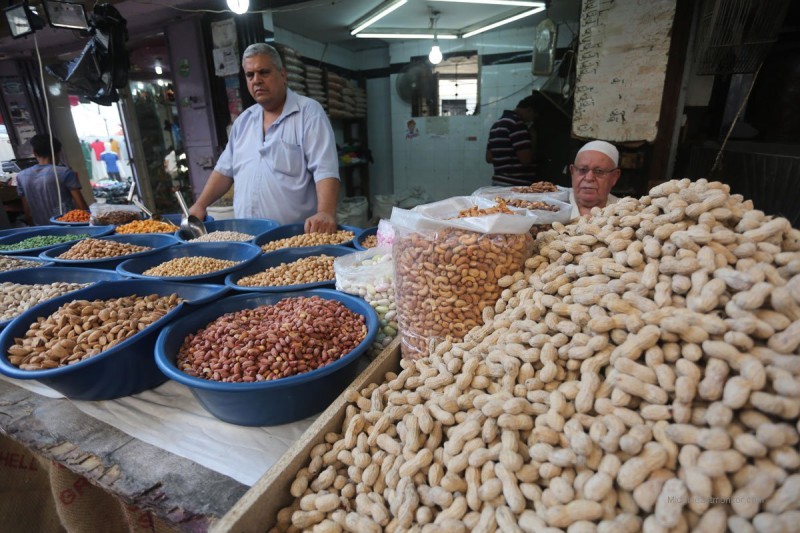Bantuan termasuk bahan-bahan makanan, bahan bakar dan pakaian akan didistribusikan kepada penduduk Gaza yang hidup di bawah blokade ‘Israel’ selama 10 tahun. Foto: MEMO