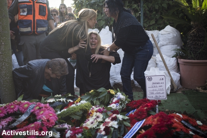 Anggota keluarga petugas keamanan perbatasan ‘Israel’ Hadar Cohen saat pemakamannya di pemakaman militer di Yehud, dekat Tel Aviv, ‘Israel’, 4 Februari 2016. Cohen ditembak dan tewas di tangan tiga warga Palestina di Pintu Damaskus di Kota Tua Baitul Maqdis pada 3 Februari 2016. Foto: Oren Ziv/Activestills.org