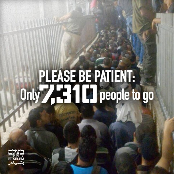 Ini adalah Checkpoint 300, yang memisahkan Bayt Lahm dari Baitul Maqdis, sekitar pukul 3.30 pagi. Tidak ada kemungkinan pembenaran untuk mewajibkan orang antre selama berjam-jam di tengah malam serta dalam kondisi penuh sesak yang tak tertahankan, hanya agar mereka bisa pergi bekerja dan memulai hari penuh kerja keras. Ini jelas tidak ada kaitannya dengan masalah keamanan: Semua orang yang melewati pos pemeriksaan telah memiliki izin kerja yang sah, yang membolehkan mereka masuk ‘Israel’. Izin tersebut mereka terima usai menjalani seluruh pemeriksaan latar belakang yang menurut penjajah Zionis dibutuhkan. Foto: B'Tselem